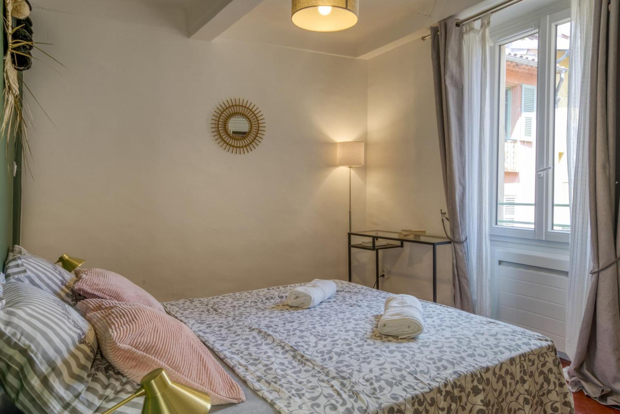 Typique - 2 Bedrooms,typical Apartment-old Town Nizza